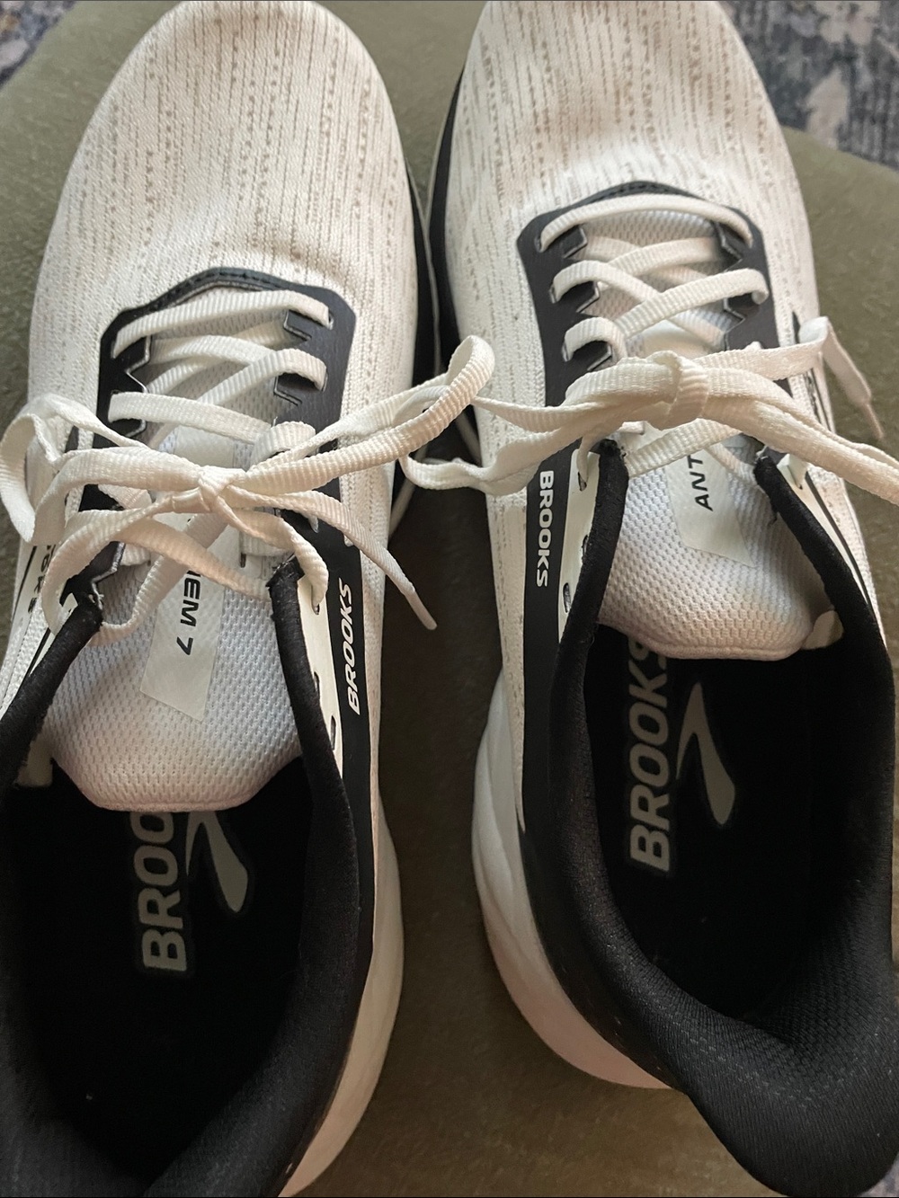 Brooks Women’s Anthem 7 White and Black Running Sneakers Size 11